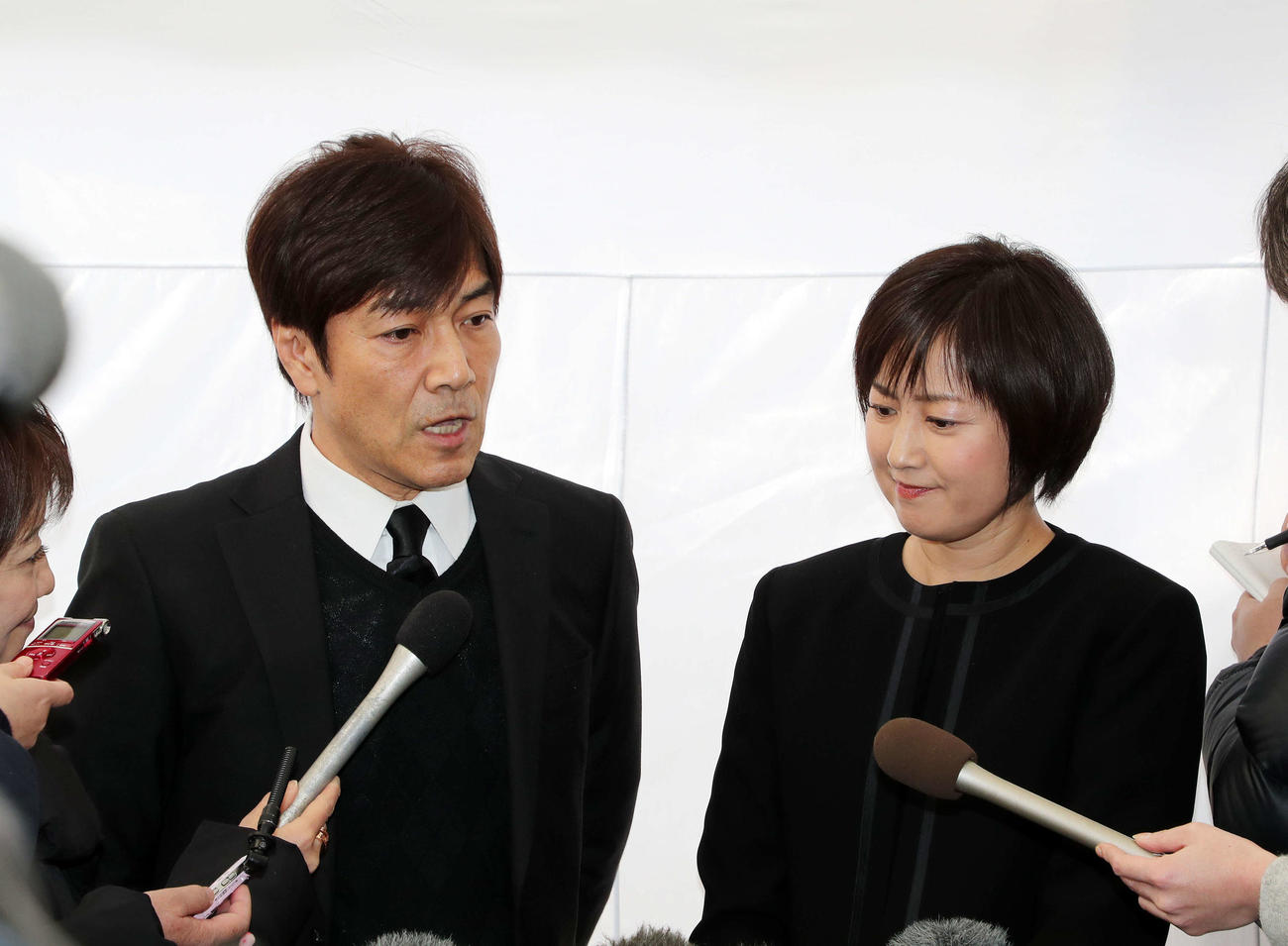 野口五郎（左）と三井ゆり（2017年撮影）