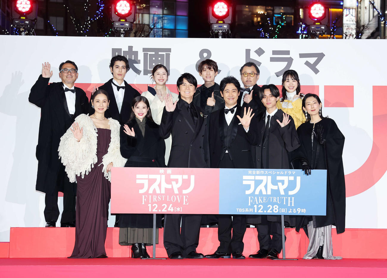 セレモニーで写真に納まる、前列左から吉田羊、今田美桜、福山雅治、大泉洋、永瀬廉、木村多江、後列左から平野俊一監督、寛一郎、松本若菜、向井康二、吉田鋼太郎、月島琉衣（撮影・鈴木正人）