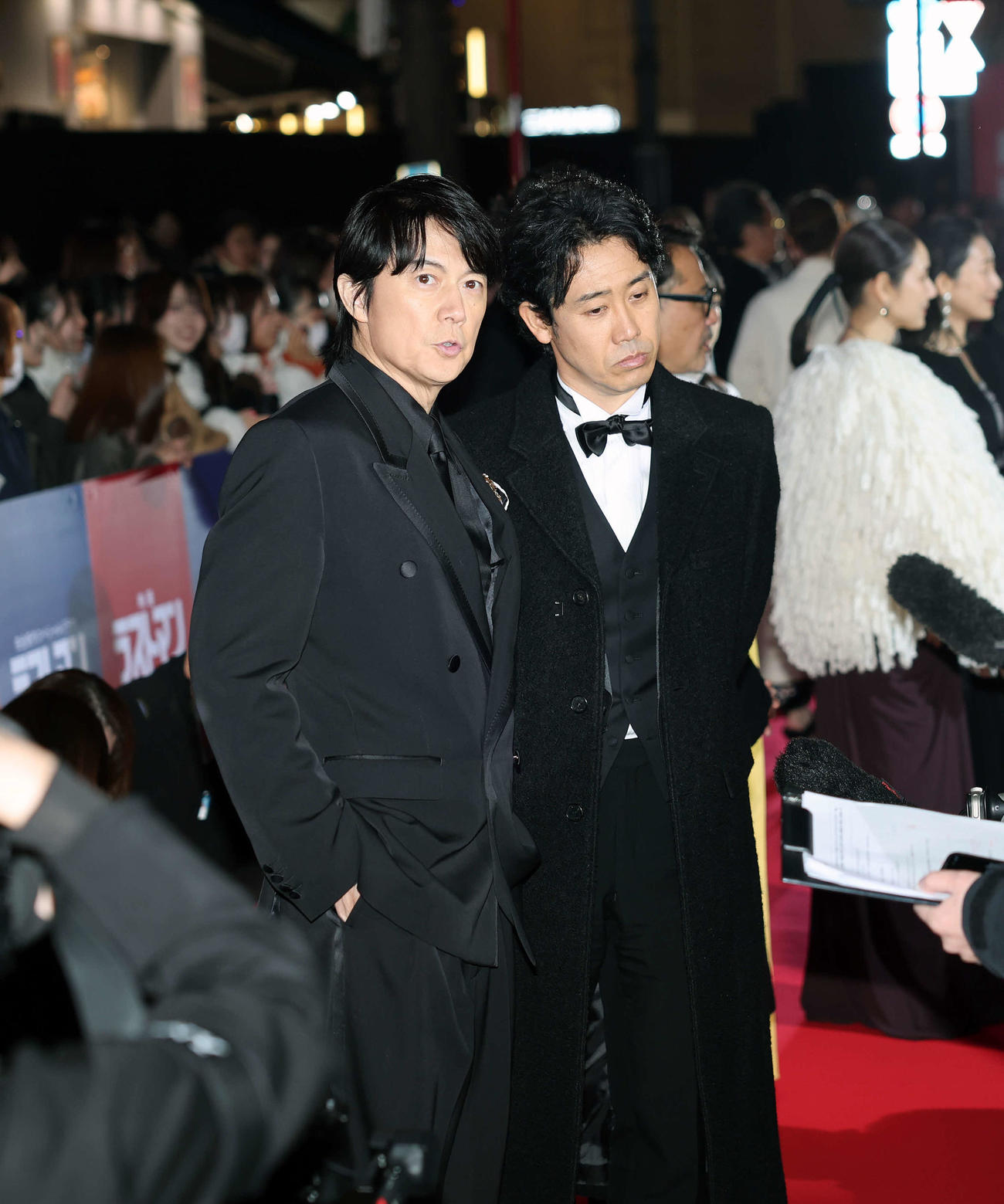 「ラストマン」レッドカーペットセレモニーに臨む福山雅治（左）と大泉洋（撮影・鈴木正人）