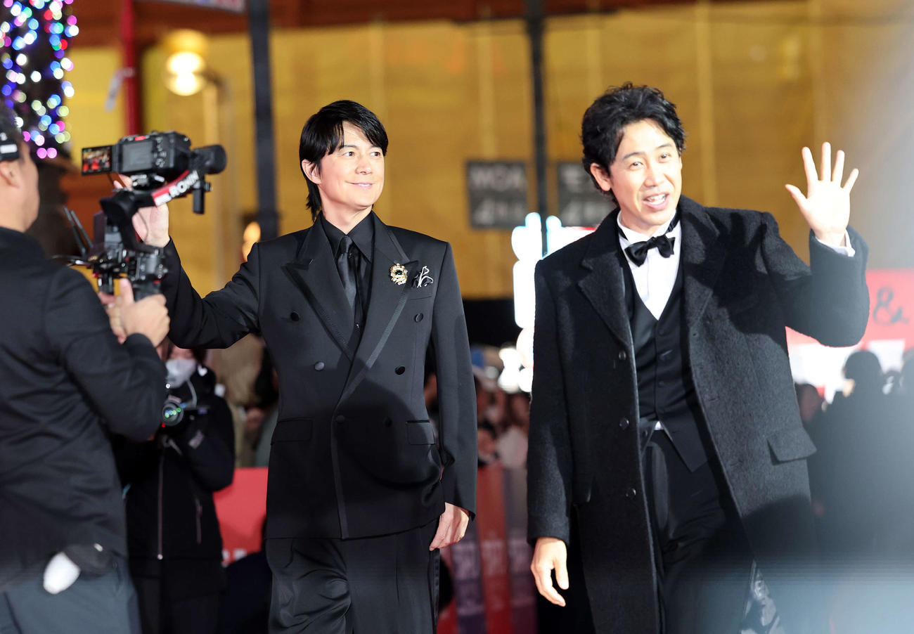 「ラストマン」レッドカーペットセレモニーに臨む福山雅治（左）と大泉洋（撮影・鈴木正人）