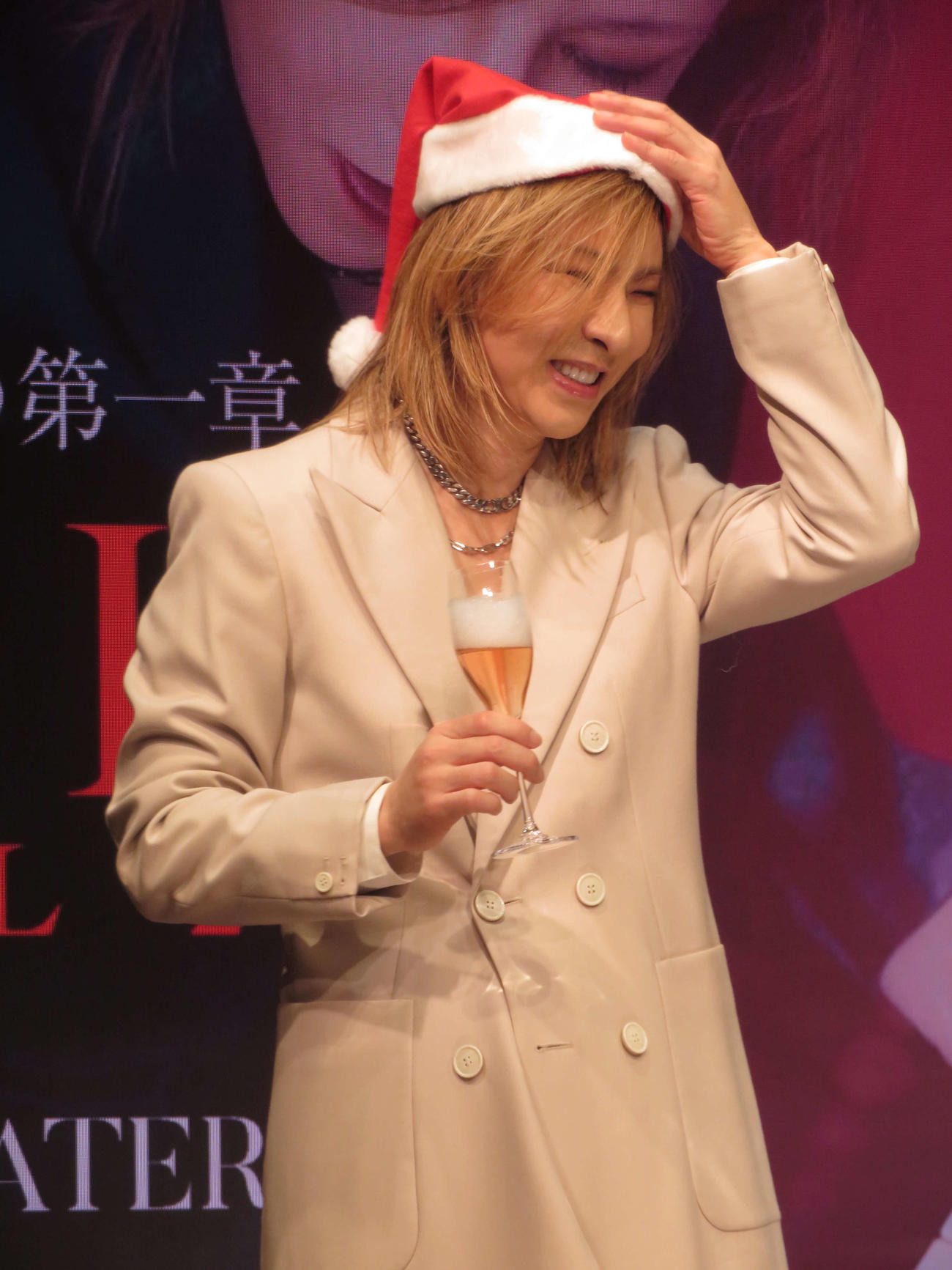 会見でサンタ帽を被るYOSHIKI