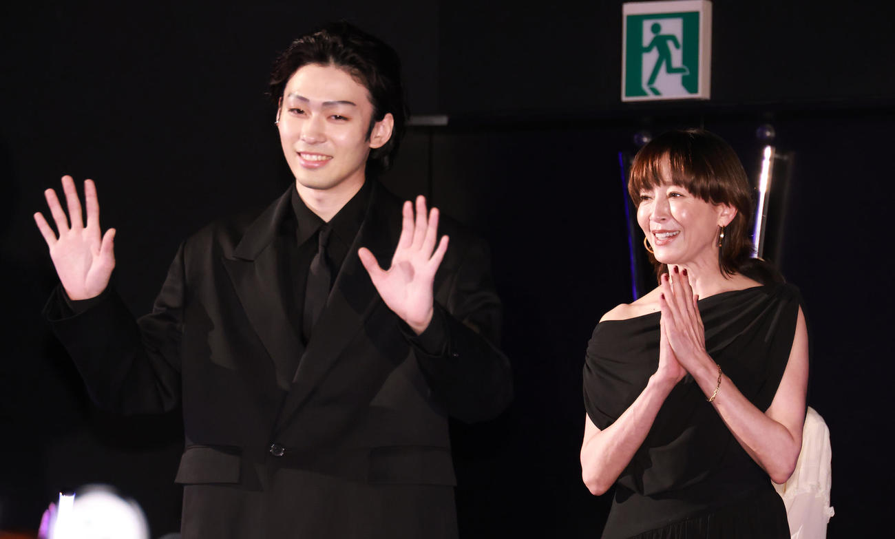 ドラマ「人間標本」プレミアイベントに出演した市川染五郎（左）と宮沢りえ（撮影・中島郁夫）