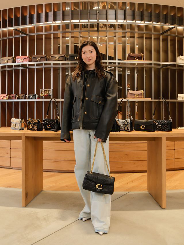「コーチ　銀座」オープニングイベントに来場した池江璃花子