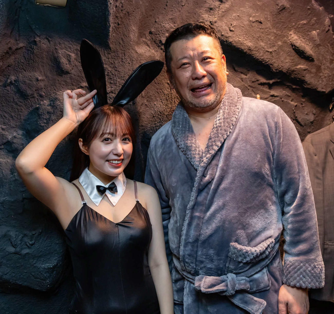 CSチャンネル「映画・チャンネルNECO」のドラマ「桃色探訪～伝説の風俗～」第21弾の横浜・野毛町編に出演する主演のケンドーコバヤシ（右）と相手役を務めた矢埜愛茉