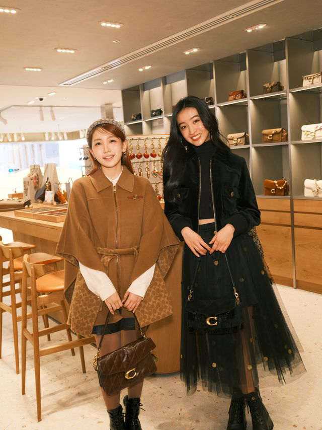 「コーチ　銀座」オープニングイベントで。左から、幾田りら、Koki,