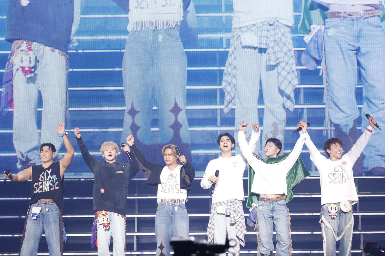 「GENERATIONS LIVE TOUR 2025　“6IX SENSE”」最終公演を開催したGENERATIONS。左から中務裕太、白濱亜嵐、数原龍友、片寄涼太、佐野玲於、小森隼