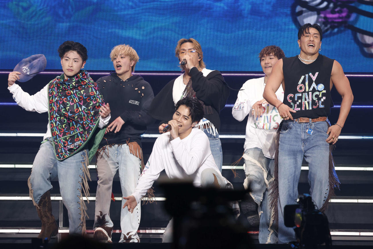 「GENERATIONS LIVE TOUR 2025　“6IX SENSE”」最終公演を開催したGENERATIONS。左から佐野玲於、白濱亜嵐、片寄涼太（手前）、数原龍友（奥）、小森隼、中務裕太