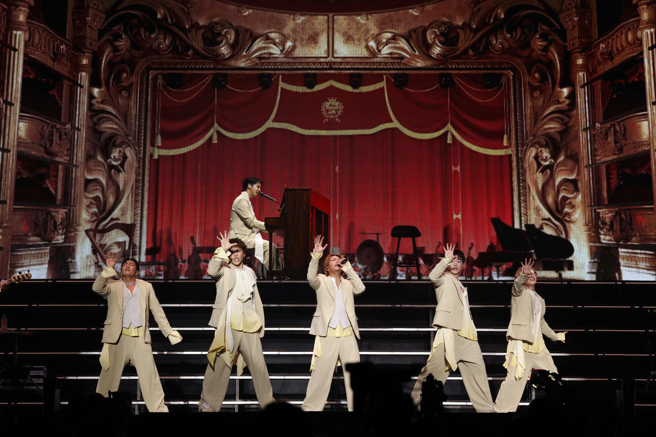 「GENERATIONS LIVE TOUR 2025　“6IX SENSE”」最終公演を開催したGENERATIONS。奥は片寄涼太。手前左から中務裕太、小森隼、数原龍友、佐野玲於、白濱亜嵐