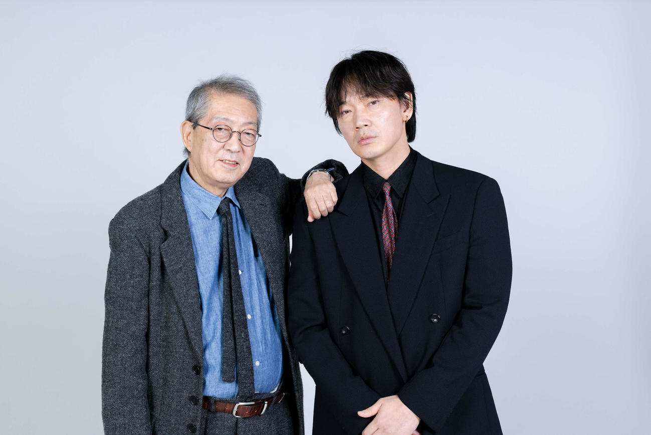 映画「星と月は天の穴」の荒井晴彦監督（左）と主演の綾野剛（撮影・河田真司）