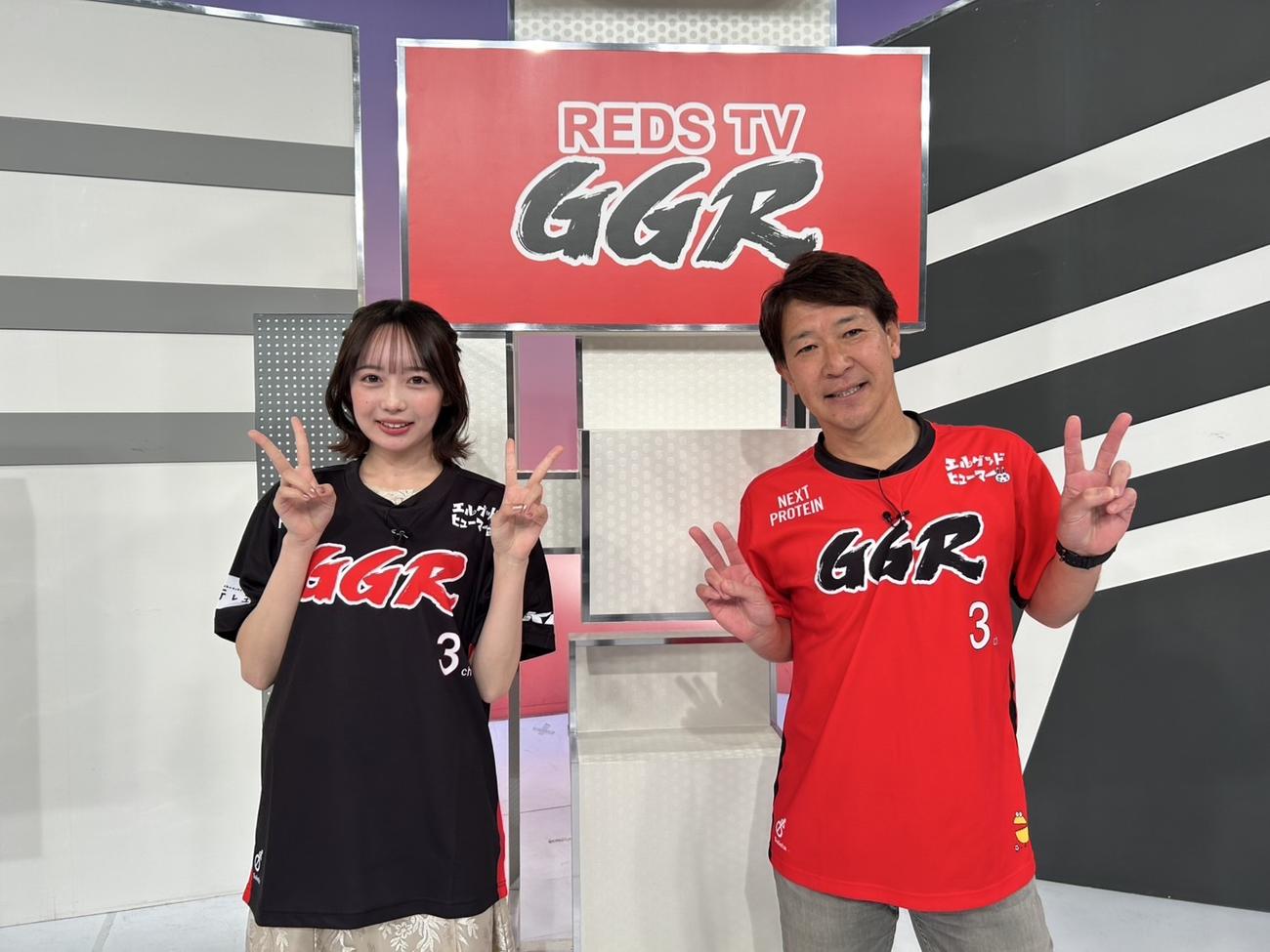 「REDS TV GGR」のMCを卒業する水内猛と16代目アシスタントの高橋遥花（C）テレ玉