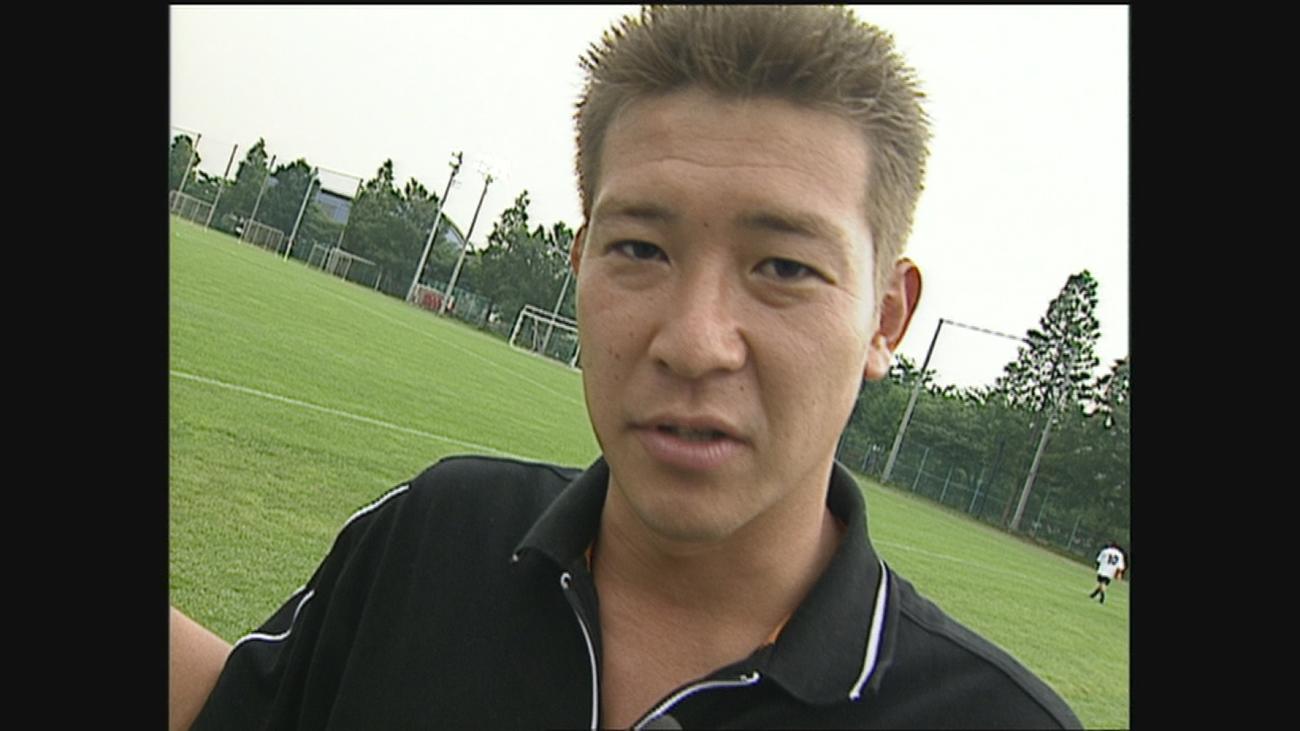 テレ玉で2002年7月12日に放送された「REDS TV GGR」第1回に出演した水内猛（C）テレ玉