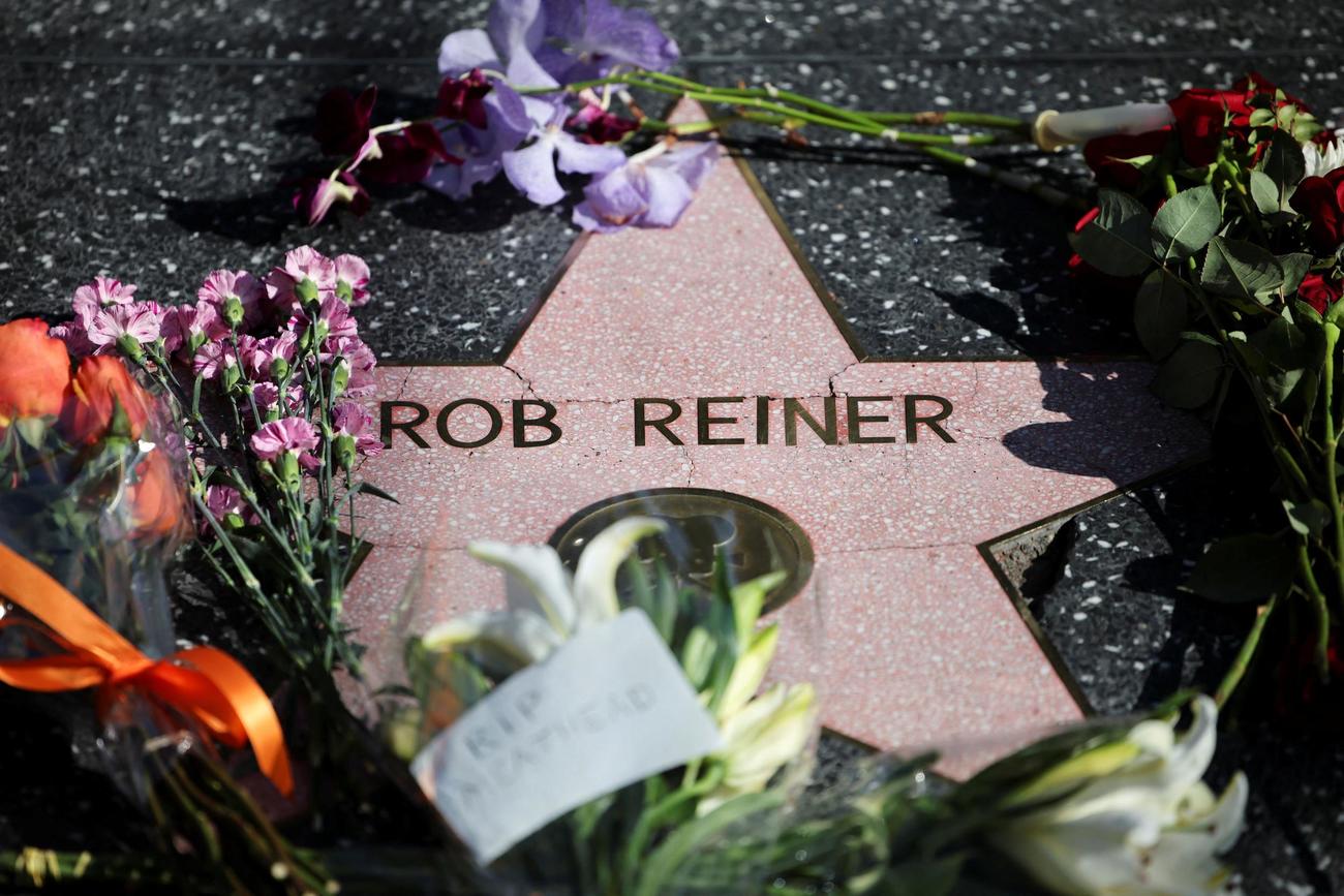 花束が捧げられたロブ・ライナーさんのハリウッド・ウォーク・オブ・フェイム（ロイター）