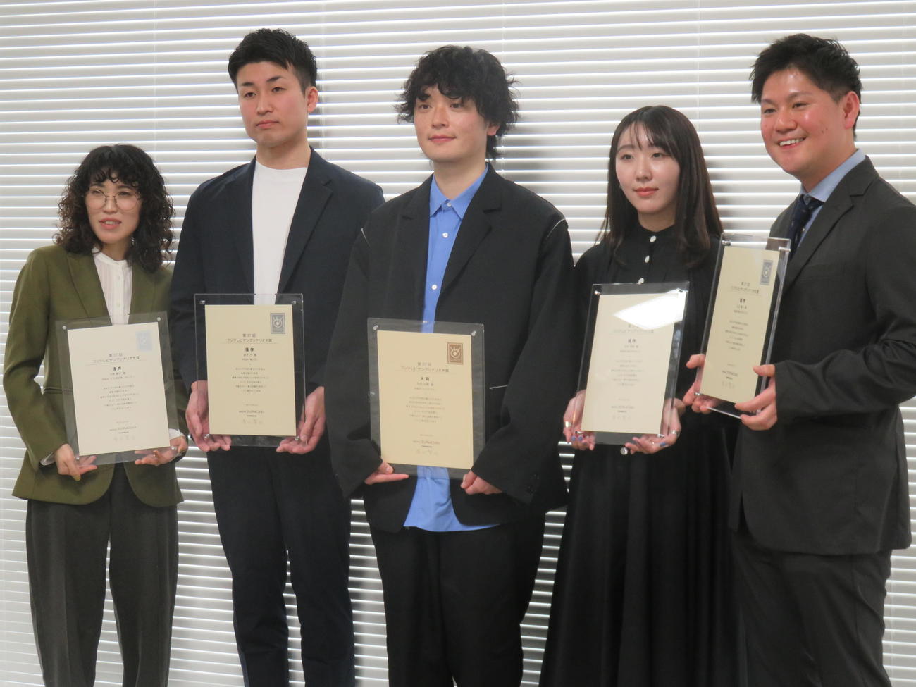 「第37回フジテレビヤングシナリオ大賞」の受賞会見に出席した、左から小野朝子さん、金子力さん、河内大輝さん、平木理裟さん、北山竜一さん
