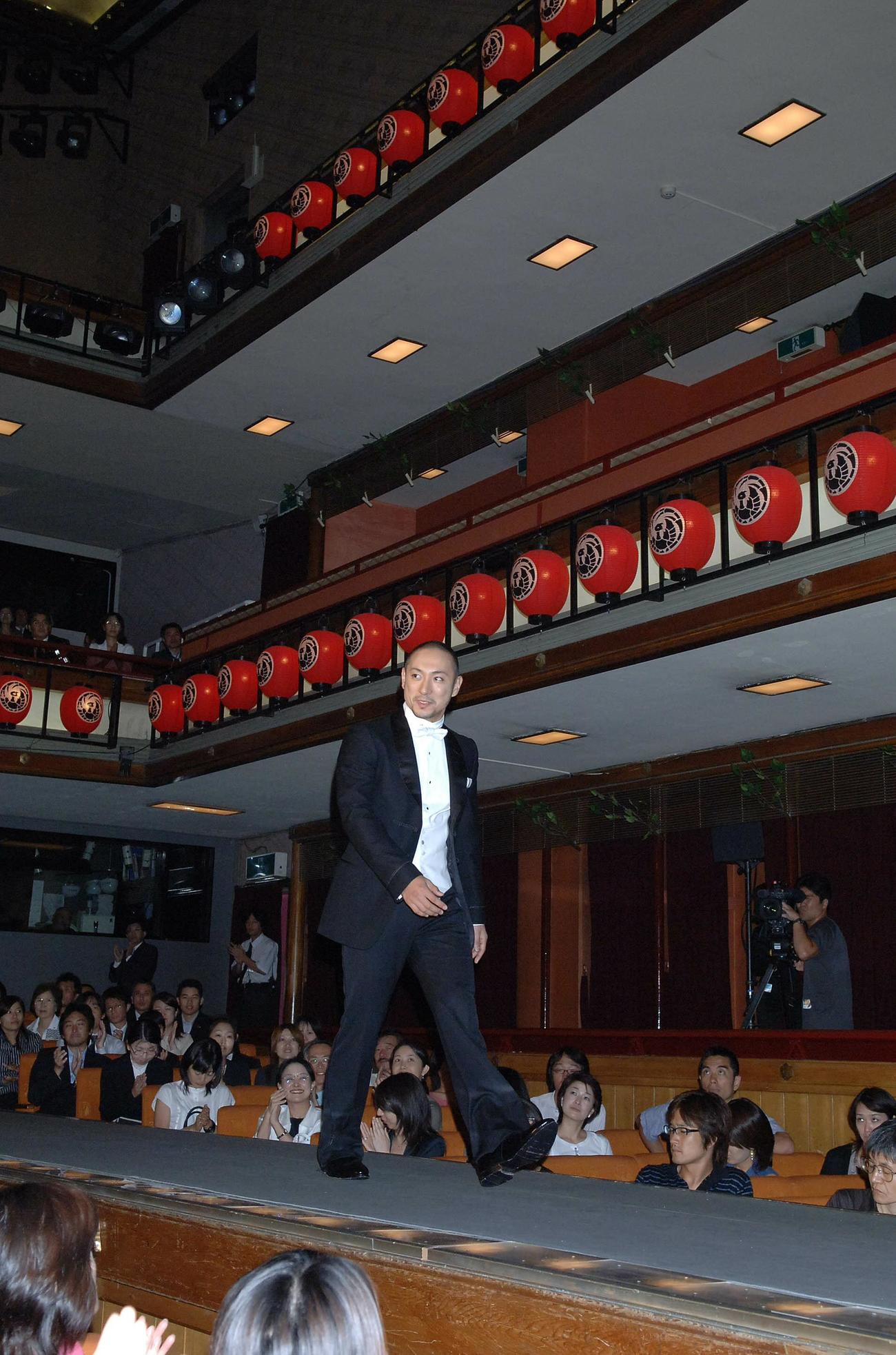 歌舞伎座で行われた映画「出口のない海」の試写会の舞台あいさつに出席した主演の市川海老蔵（2006年撮影）