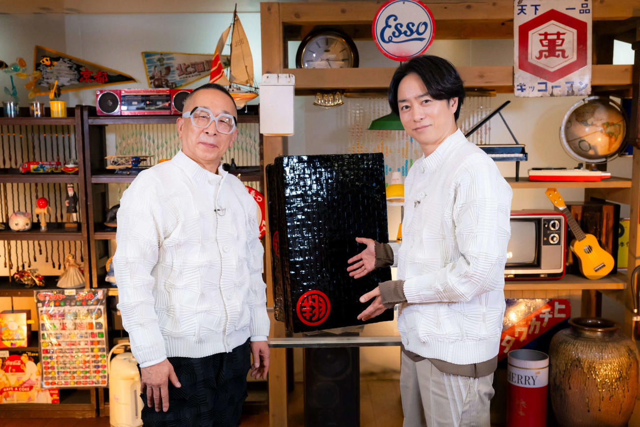 NHK新番組「世界がほれた　絶品！翔ケース」に出演する櫻井翔（右）とデザイナーの佐藤卓さん