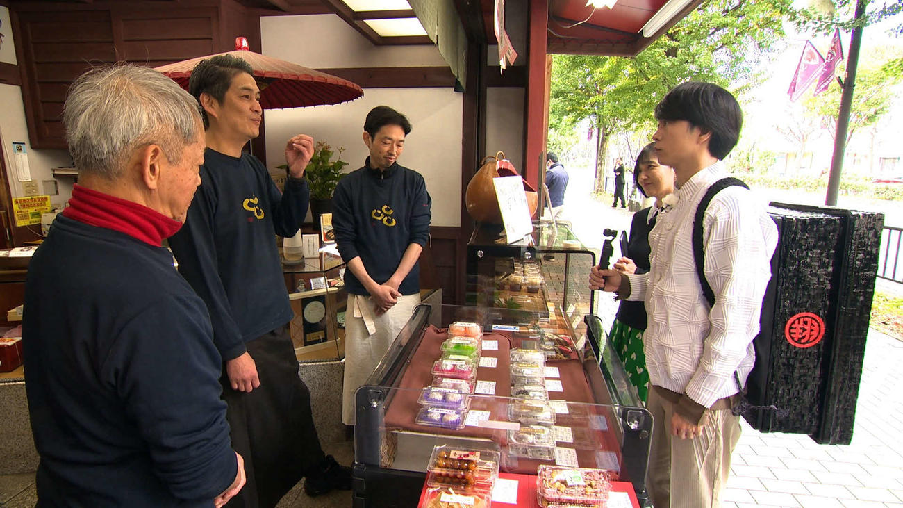 NHK新番組「世界がほれた　絶品！翔ケース」の場面写真。出演する櫻井翔（右端）