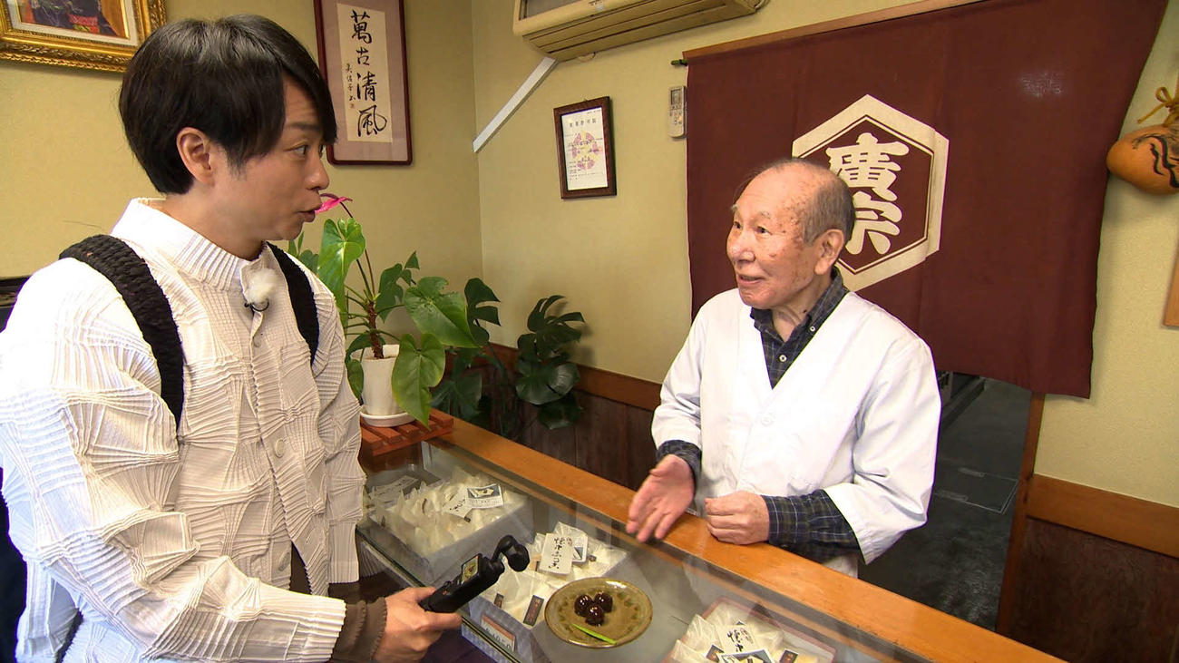 NHK新番組「世界がほれた　絶品！翔ケース」の場面写真。出演する櫻井翔（左）