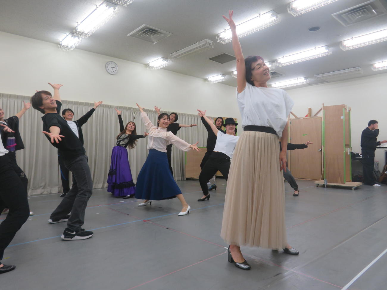 舞台「わが歌ブギウギ－笠置シヅ子物語－」公開舞台稽古での決めポーズ（撮影・川田和博）