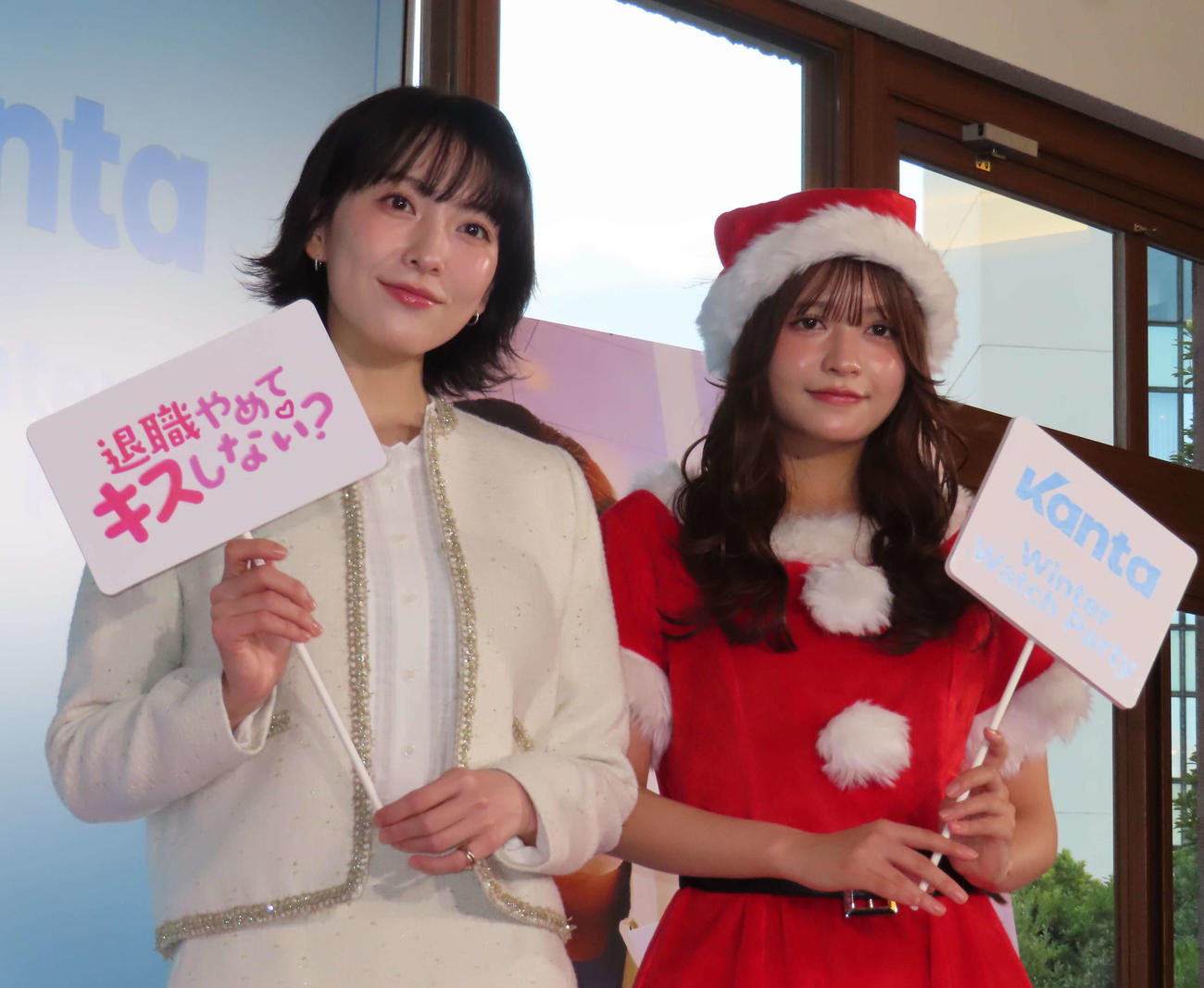ショートドラマ「退職やめてキスしない？」の公開記念イベントに出席した知英（左）、景井ひな