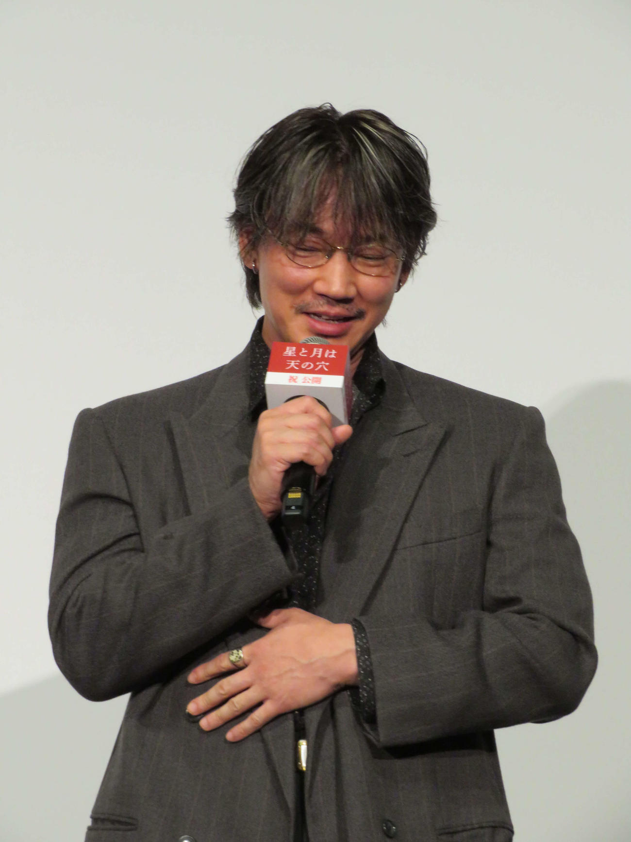 映画「星と月は天の穴」公開記念舞台あいさつに登壇し、笑いがこらえられなくなった綾野剛（撮影・村上幸将）