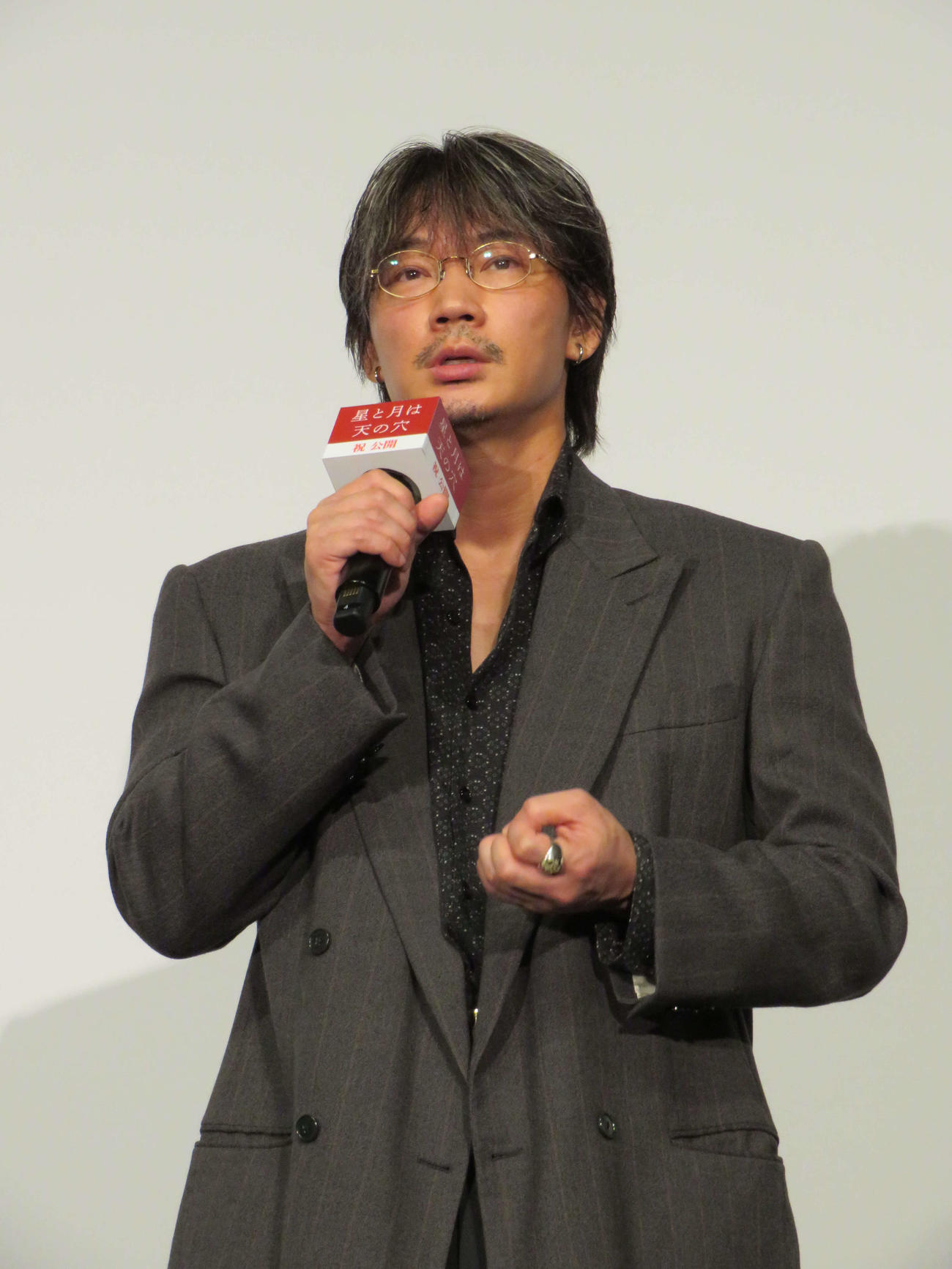 映画「星と月は天の穴」公開記念舞台あいさつに登壇した綾野剛（撮影・村上幸将）