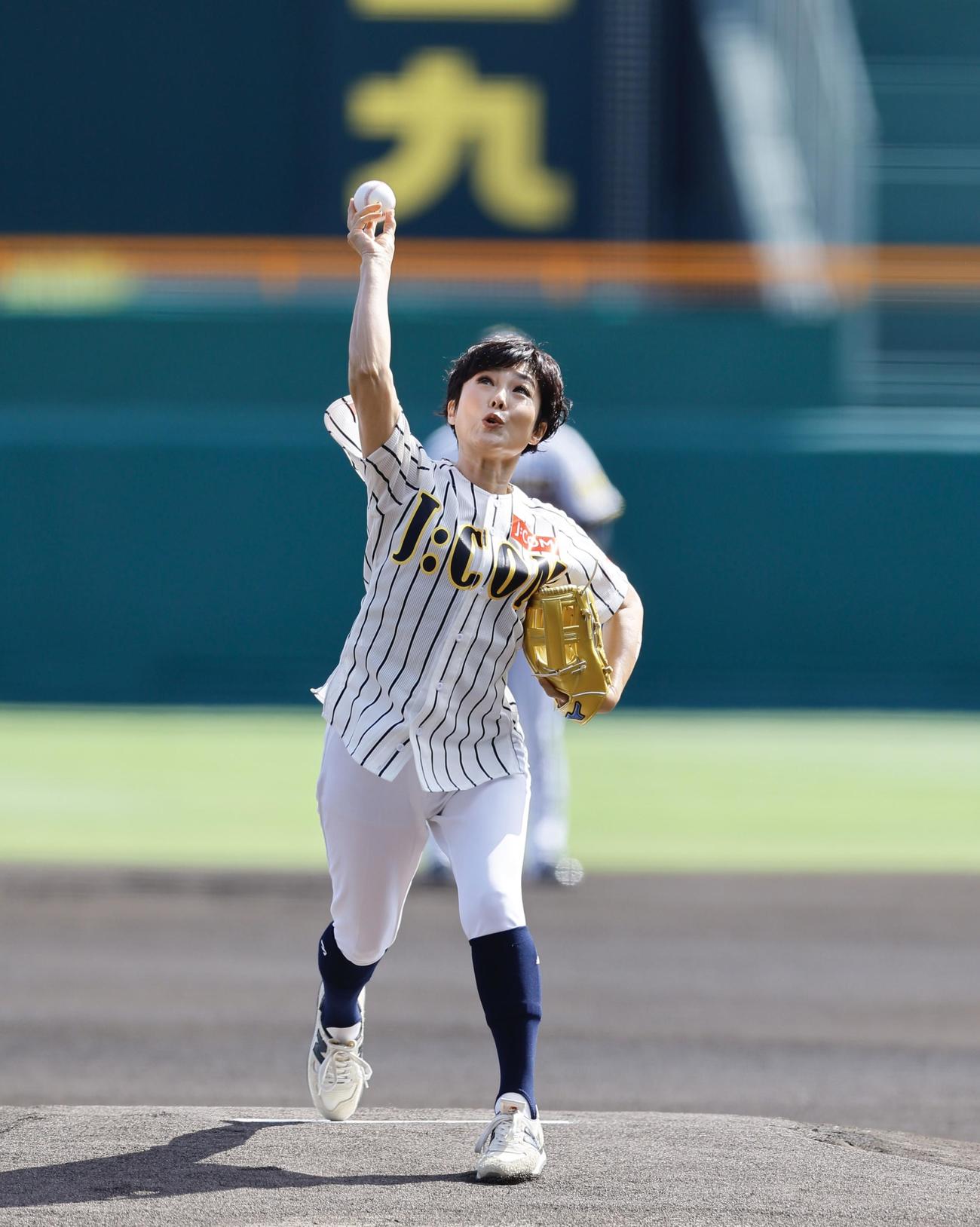 阪神対ヤクルト　始球式を務めた有働由美子アナウンサー（24年9月撮影）