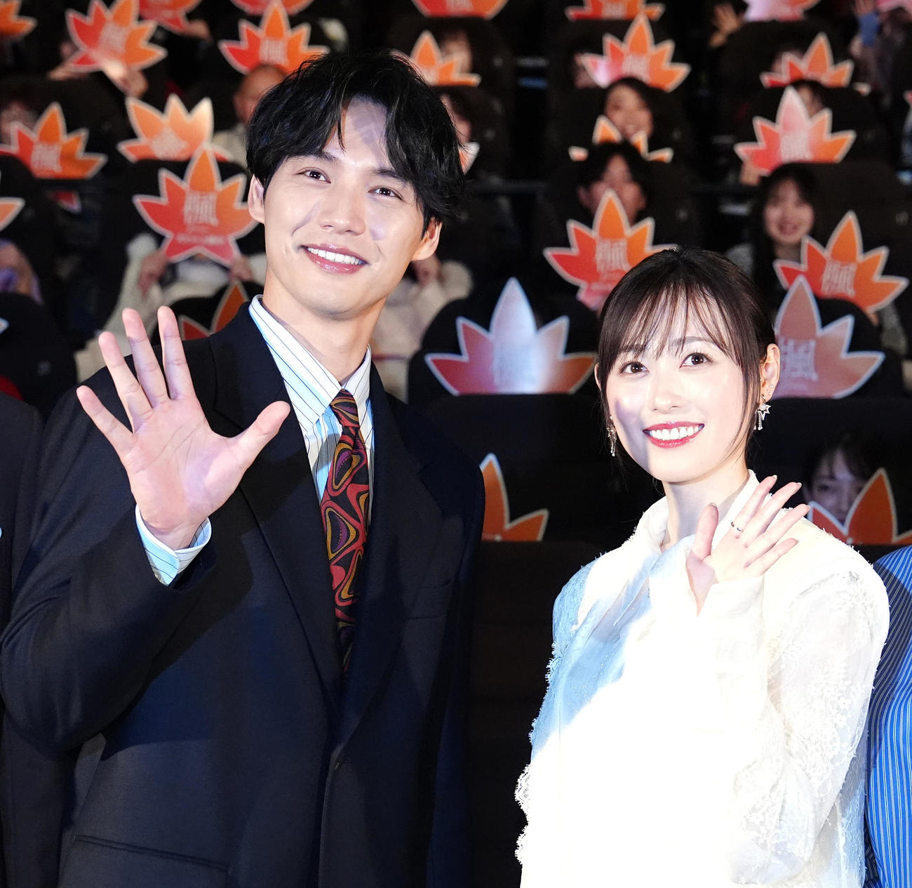 映画「楓」公開記念舞台あいさつで写真に納まる福士蒼汰（左）と福原遥（撮影・江口和貴）
