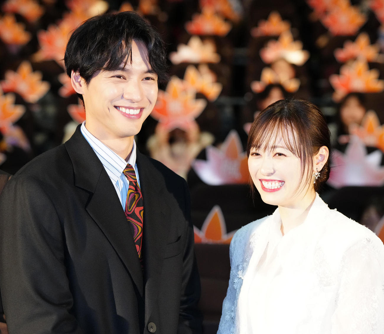 映画「楓」公開記念舞台あいさつで写真に納まる福士蒼汰（左）と福原遥（撮影・江口和貴）