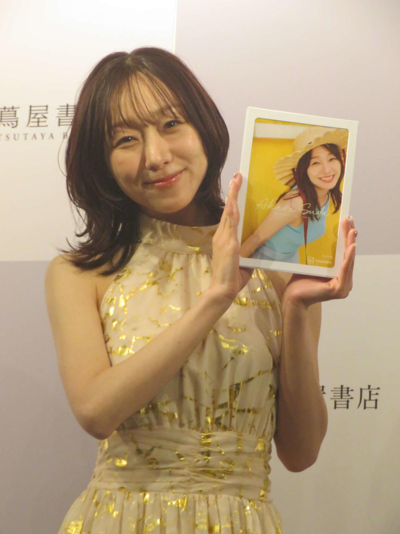 卓上カレンダーを披露する須田亜香里（撮影・川田和博）