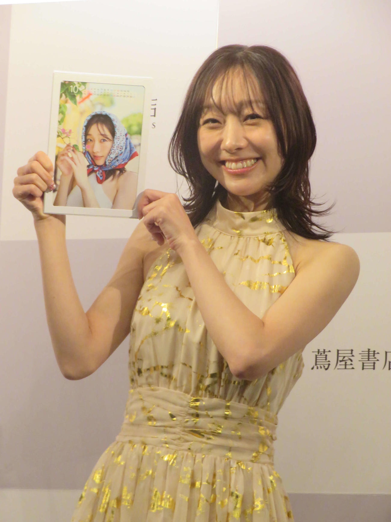 お気に入りにカットを披露する須田亜香里（撮影・川田和博）