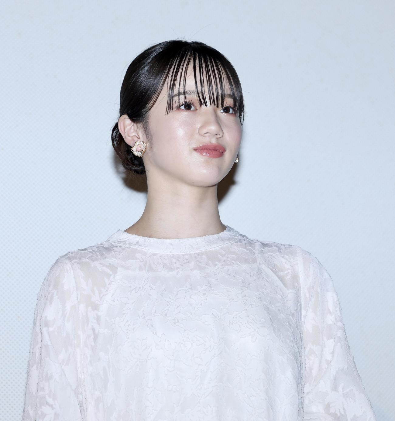 ステージに上がる中島瑠菜（撮影・河田真司）