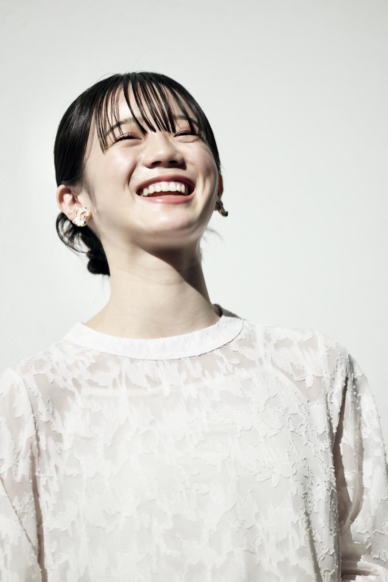 笑顔を見せる中島瑠菜（撮影・河田真司）