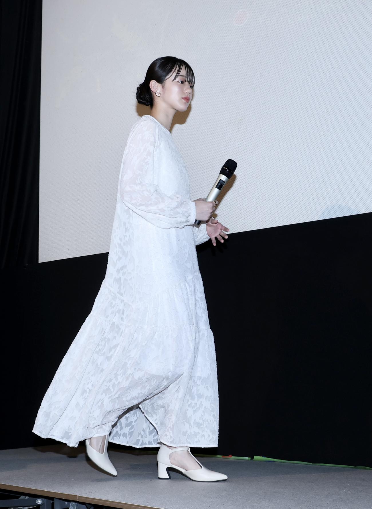 ステージに上がる中島瑠菜（撮影・河田真司）