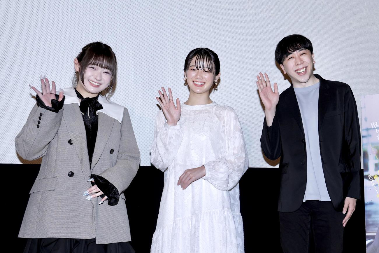 笑顔で手を振り写真に納まる、左からまいきち、中島瑠菜、コウイチ監督（撮影・河田真司）