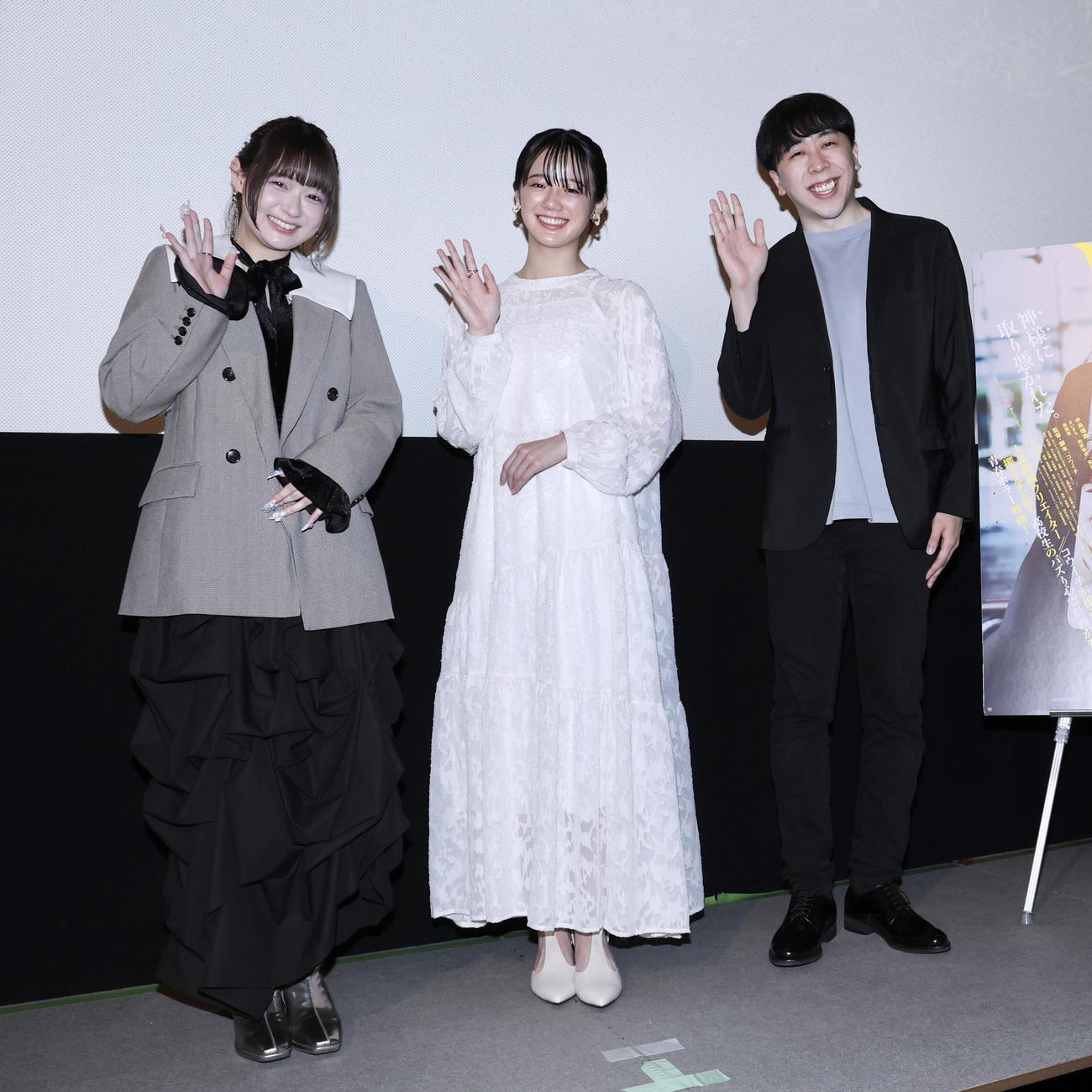 笑顔で手を振り写真に納まる、左からまいきち、中島瑠菜、コウイチ監督（撮影・河田真司）