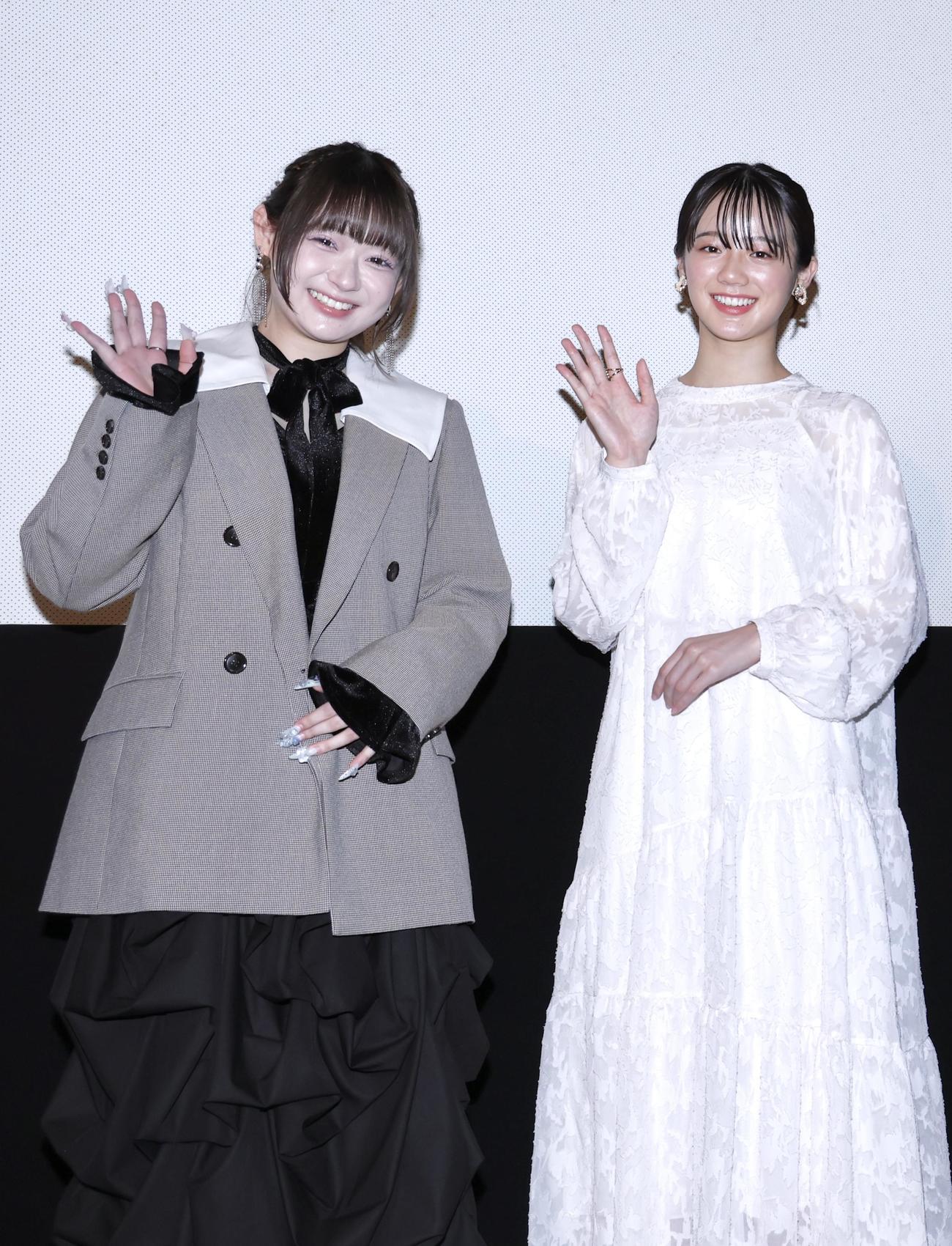 笑顔で写真に納まるまいきち（左）と中島瑠菜（撮影・河田真司）