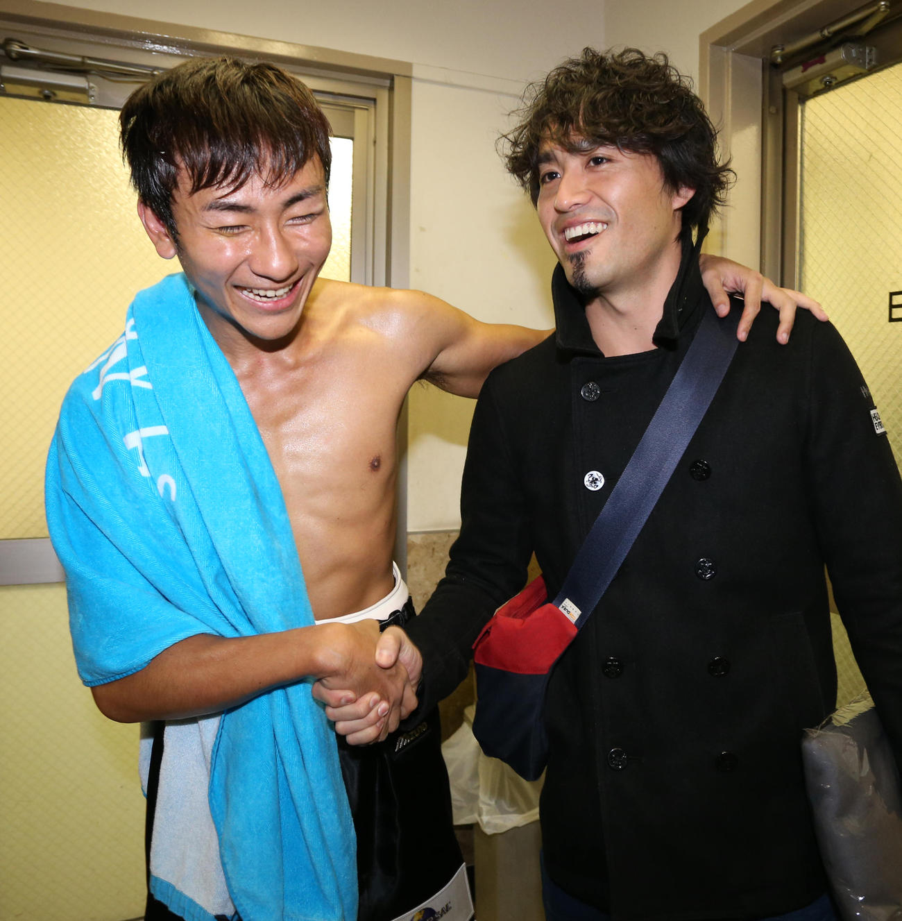 2013年11月、プロボクサーデビュー戦　窪田晃則対榑井勇輝　相方のISEKI（右）からねぎらいの言葉をかけられたキマグレンのKUREI。残念ながらTKO負けのデビュー戦となった