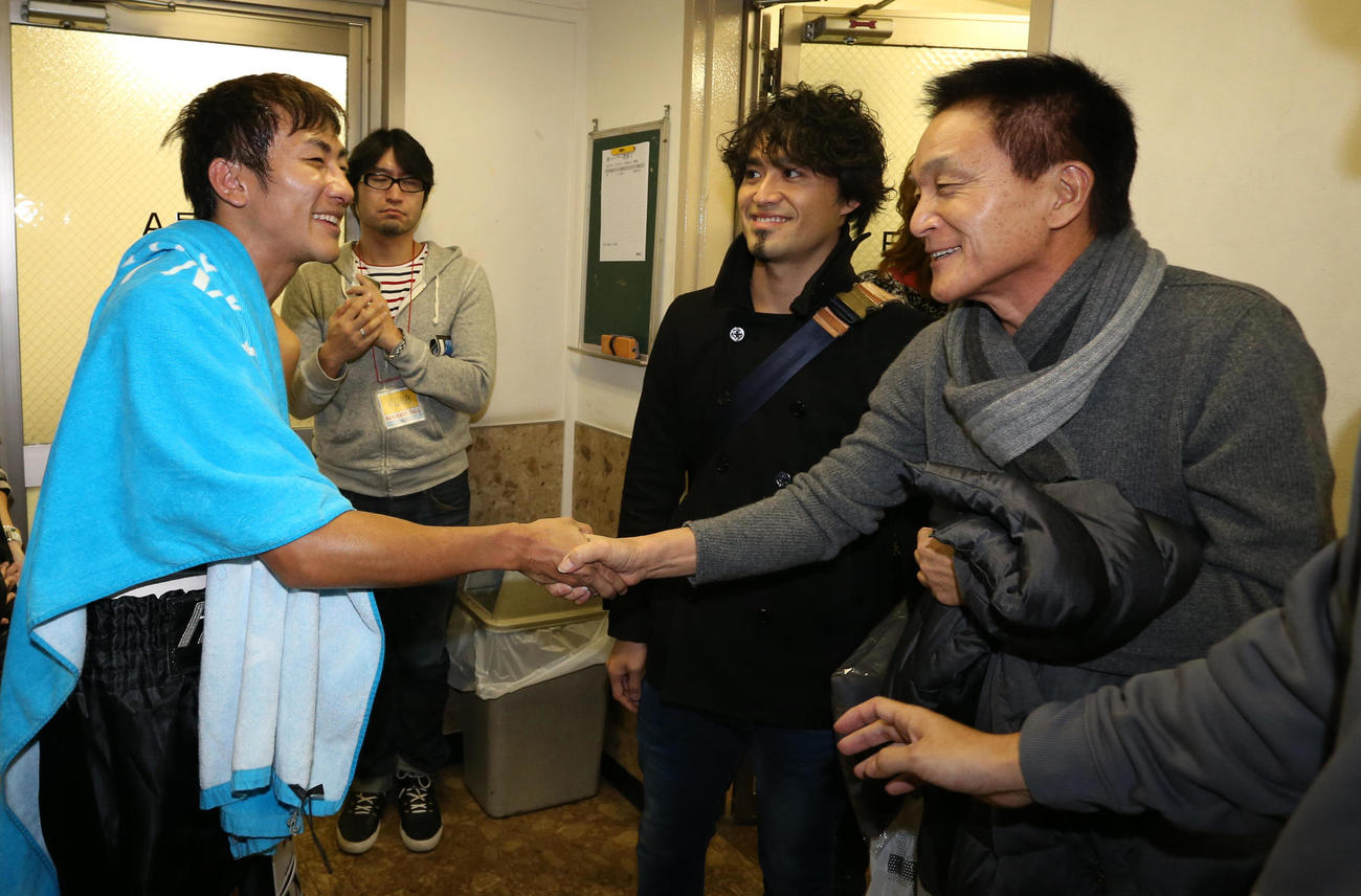 2013年11月、プロボクサーデビュー戦　窪田晃則対榑井勇輝　試合後、小田和正（右）と握手するキマグレンのKUREI。中央は相方のISEKI