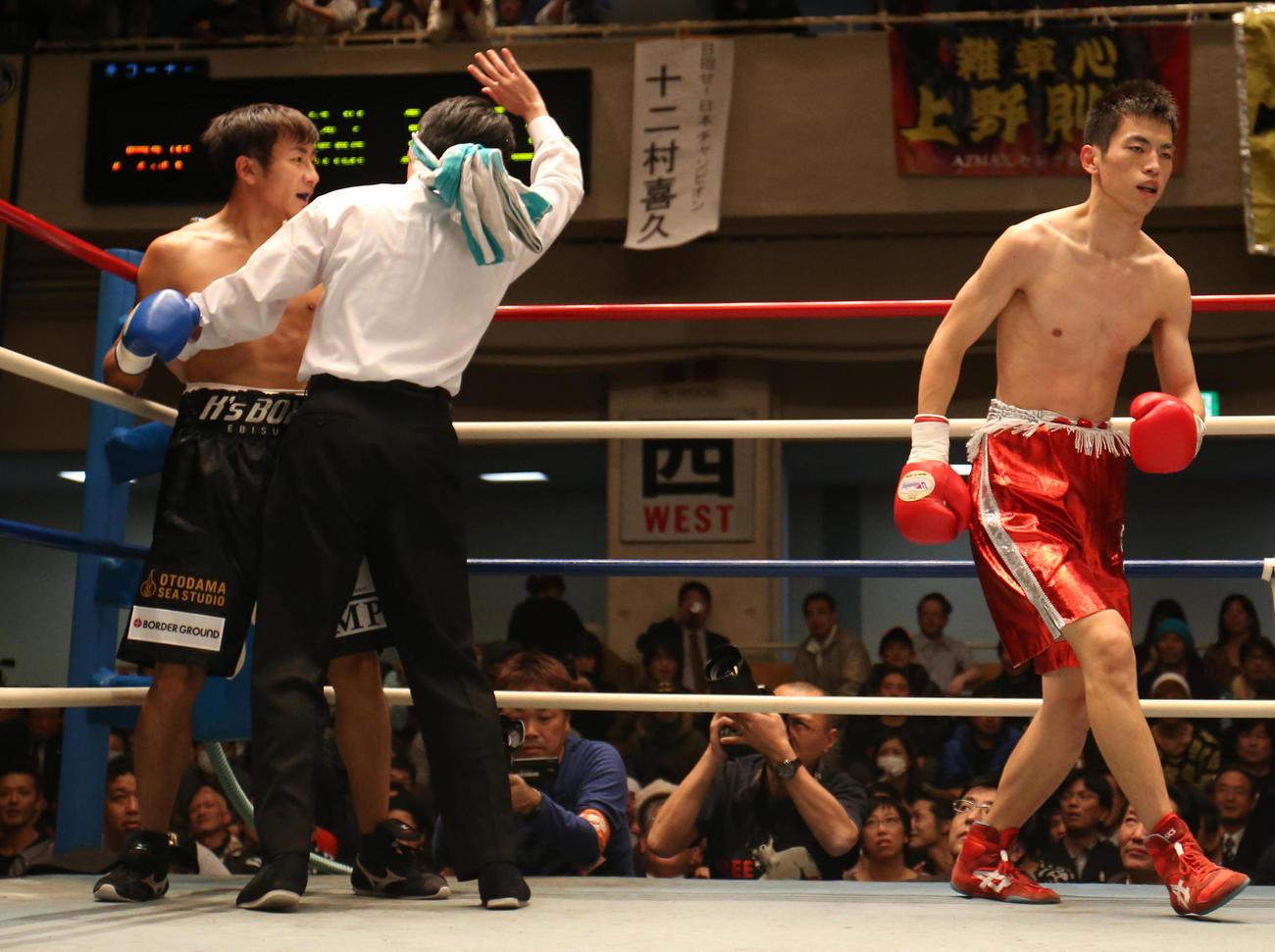 2013年11月、プロボクサーデビュー戦　窪田晃則対榑井勇輝　1回、窪田（右）の連打を浴びてタオルが入り、TKO負けしたキマグレンのKUREI