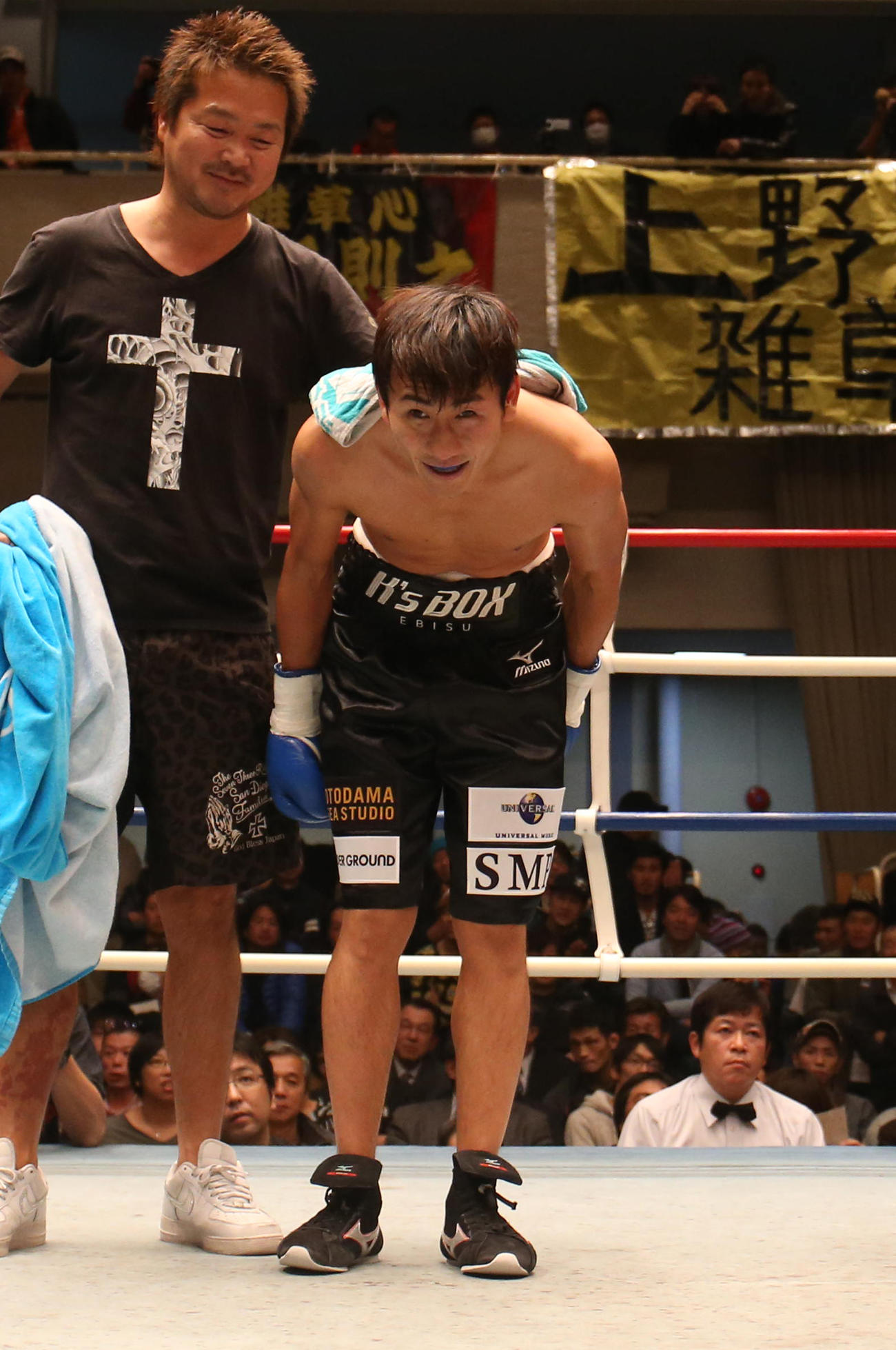 2013年11月、プロボクサーデビュー戦　窪田晃則対榑井勇輝　1回、TKO負けで頭を下げるキマグレンのKUREI