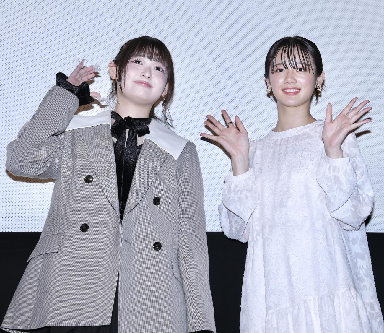 ポーズを決めながら写真に納まるまいきち（左）と中島瑠菜（撮影・河田真司）