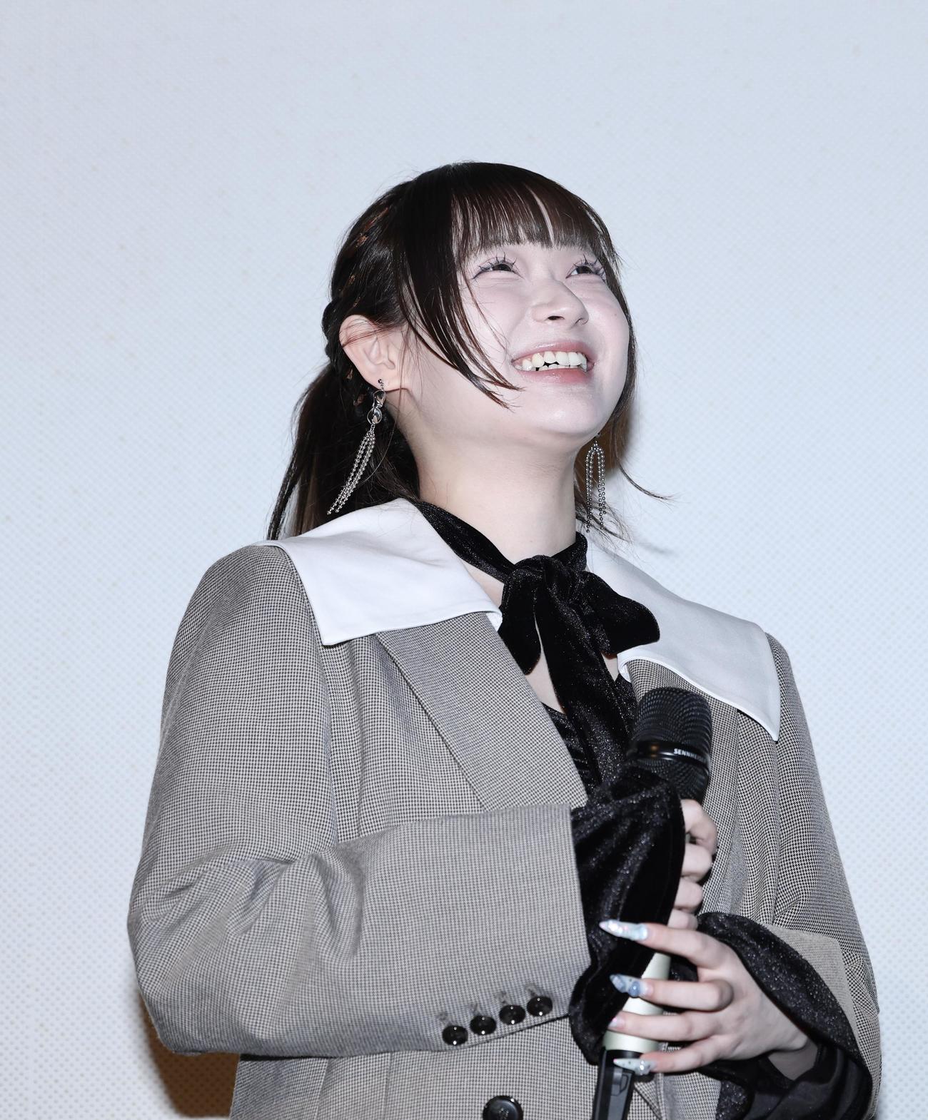 ステージに上がるまいきち（撮影・河田真司）