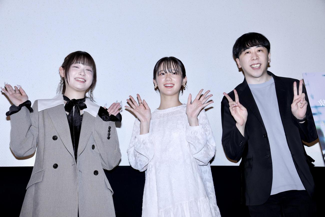 笑顔で手を振り写真に納まる、左からまいきち、中島瑠菜、コウイチ監督（撮影・河田真司）