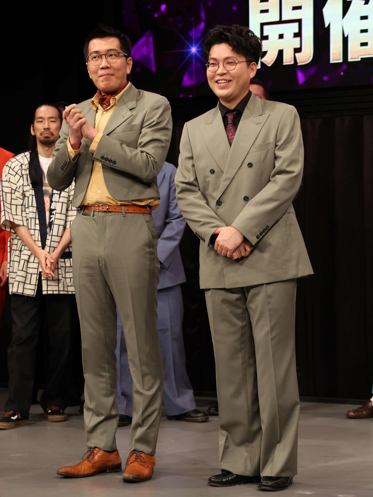ヤーレンズの楢原真樹（左）と出井隼之介（2025年6月撮影）