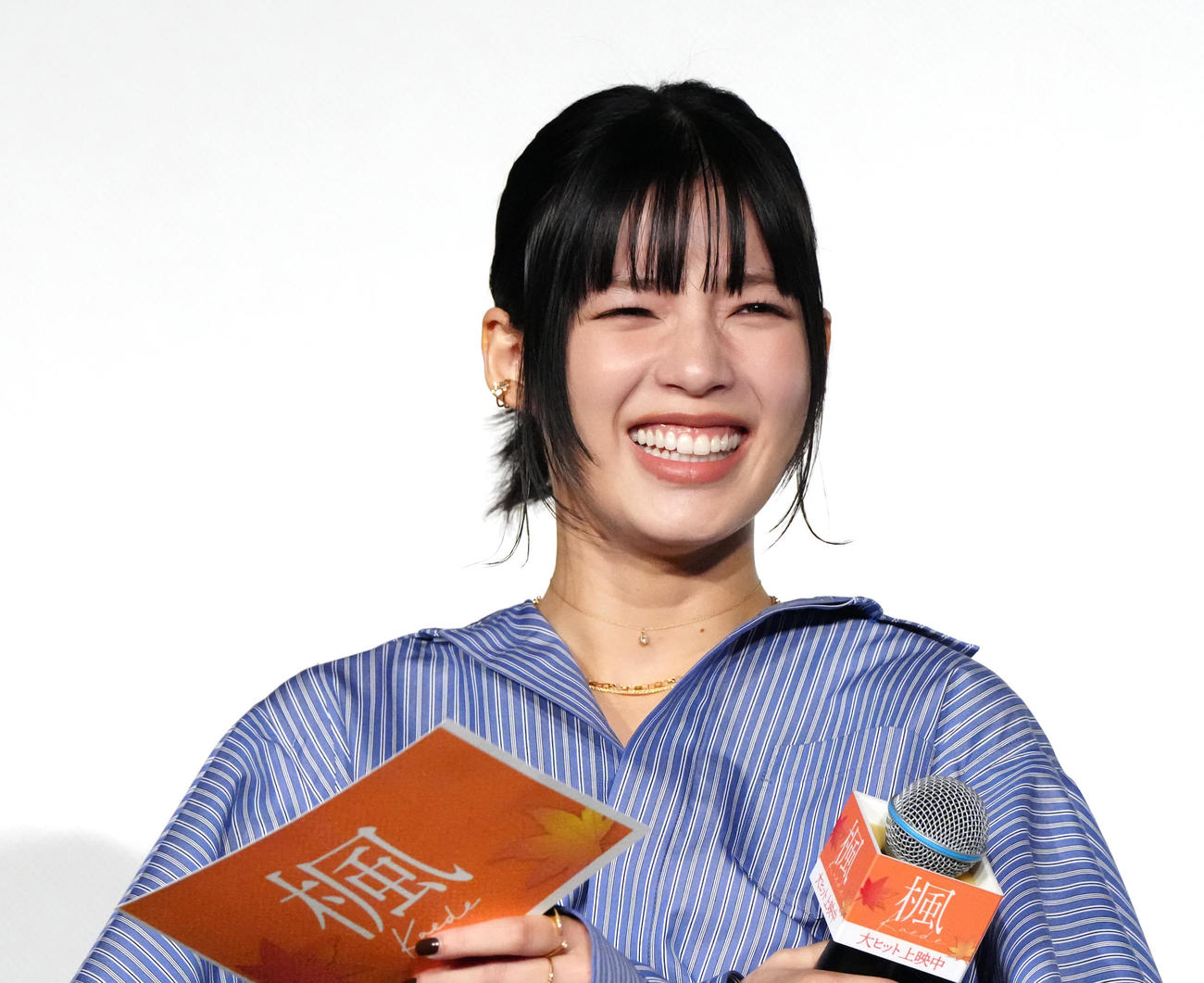 映画「楓」公開記念舞台あいさつで笑顔を見せる石井杏奈（撮影・江口和貴）