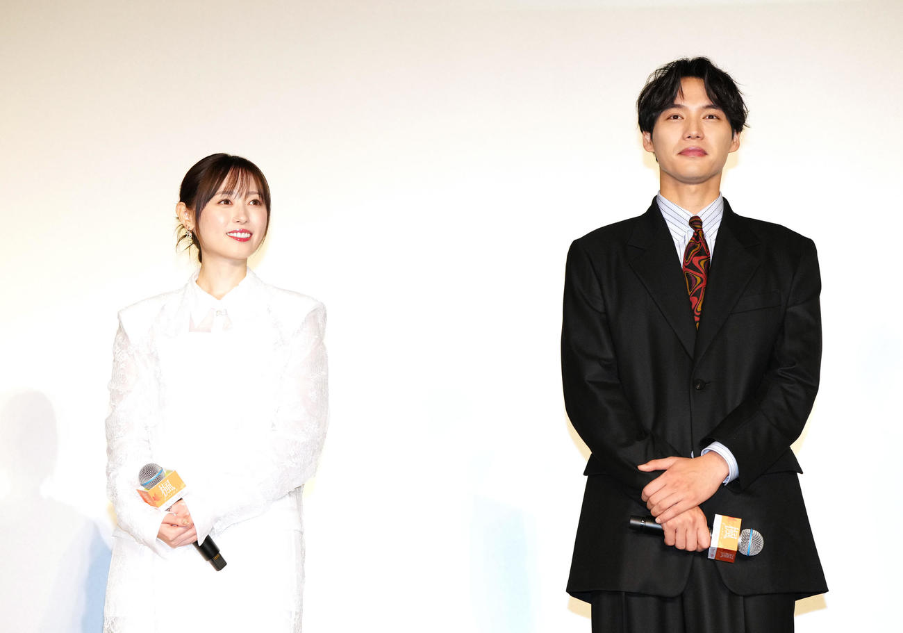 映画「楓」公開記念舞台あいさつに臨む福士蒼汰（右）と福原遥（撮影・江口和貴）