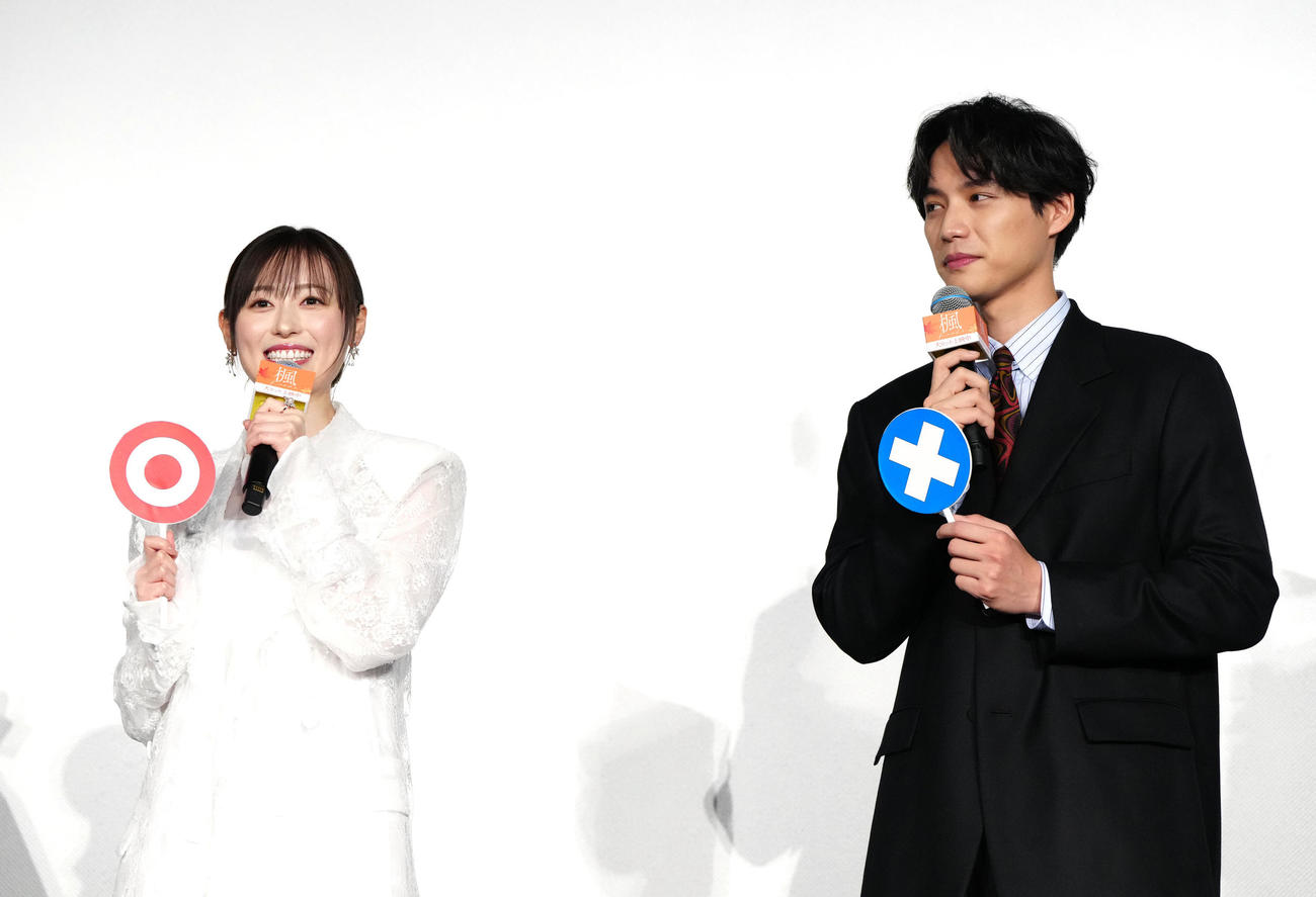映画「楓」公開記念舞台あいさつに臨む福士蒼汰（右）と福原遥（撮影・江口和貴）
