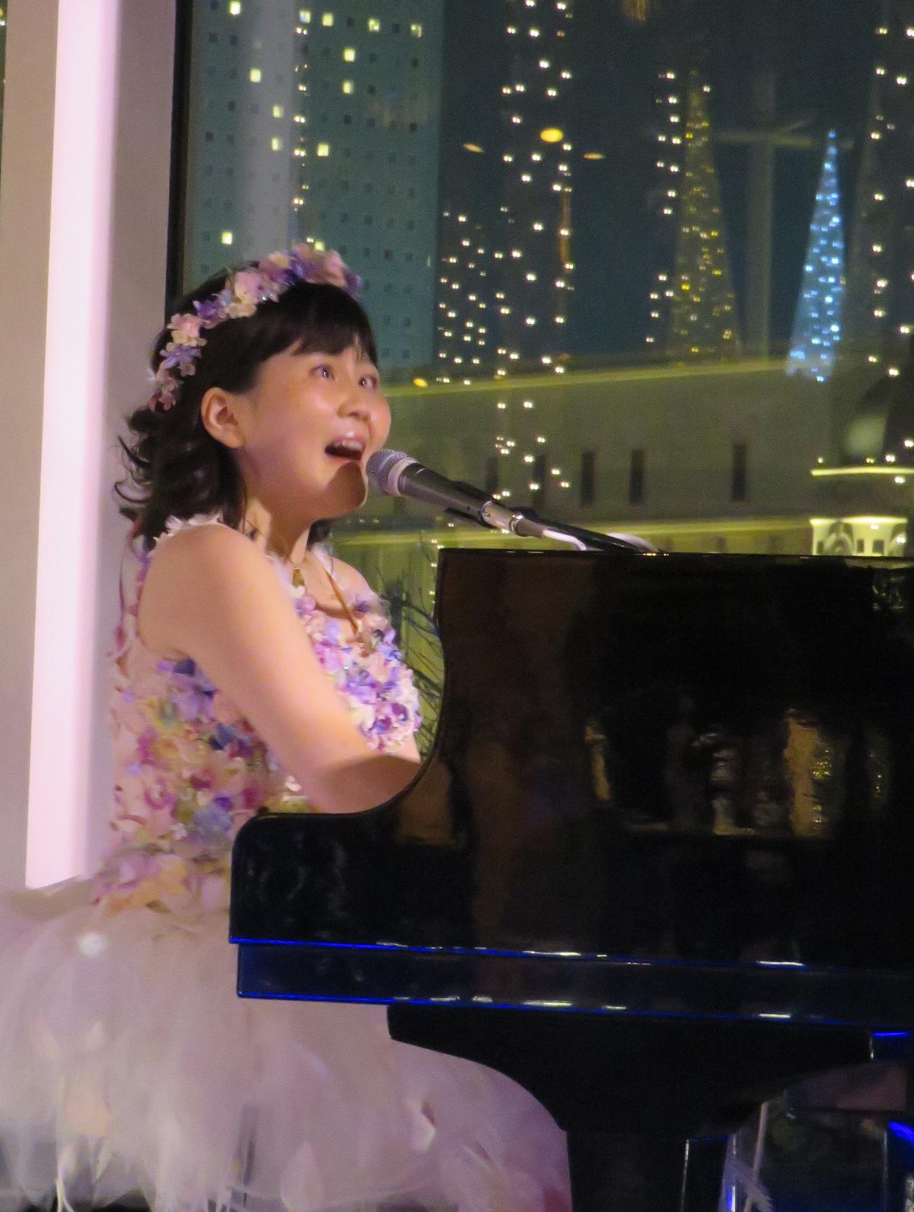 クリスマスディナーショーを行った佐藤ひらり