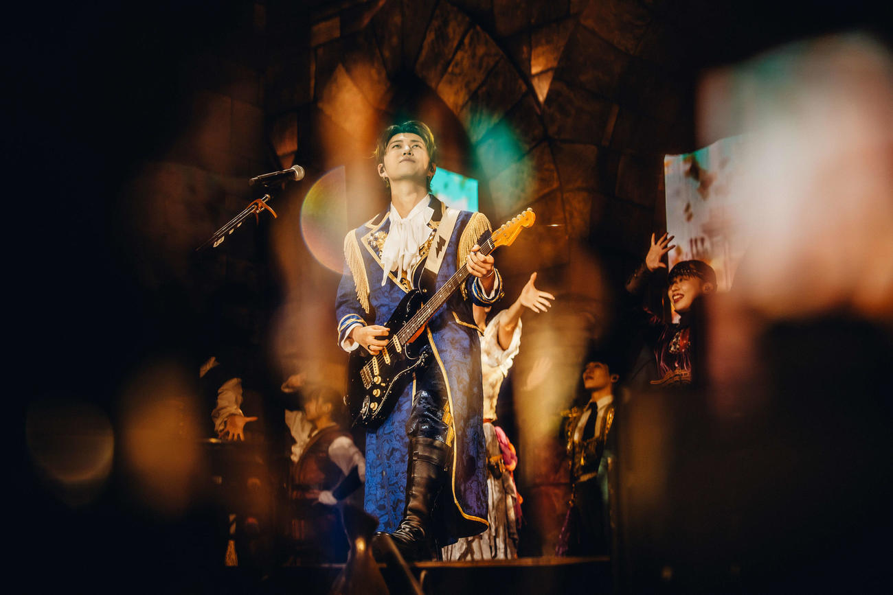 ドームツアー「BABEL no TOH」で演奏する若井滉斗（Jordan Munns撮影）