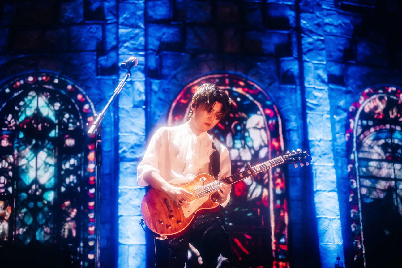 ドームツアー「BABEL no TOH」で演奏する若井滉斗（Jordan Munns撮影）